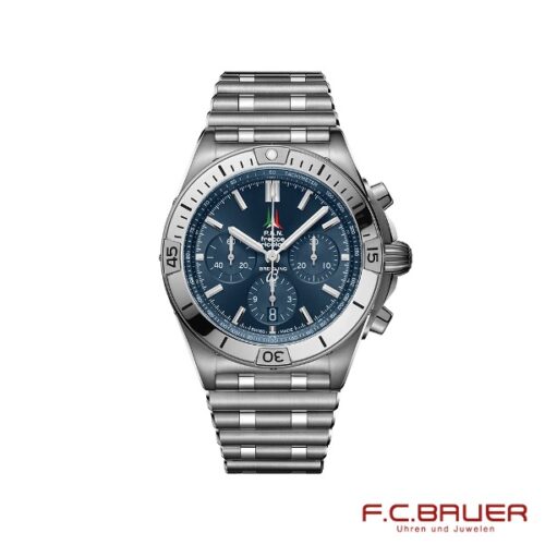 Die Armbanduhr Breitling Chronomat B01 42 Frecce Tricolori Limited Edition verfügt über ein blaues Zifferblatt mit Chronographen-Hilfszifferblättern und einem Datumsfenster. Die silberne Lünette hat Minutenmarkierungen und auf der rechten Seite sind drei Drücker sichtbar. Die Uhr wird auf einem weißen Hintergrund präsentiert und hat unten rechts das Logo „Juwelier Bauer München“ in roter Schrift.