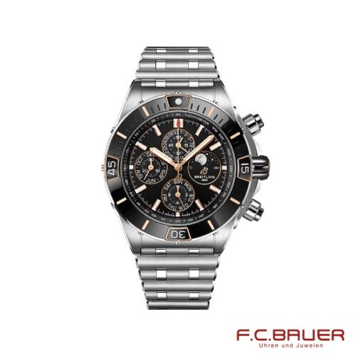 Ein Breitling - Super Chronomat 44 Vierjahreskalender (Modell i19320251b1a1-184705840) mit Edelstahlgehäuse, schwarzem Zifferblatt mit drei Hilfszifferblättern und silbernem Gliederarmband. Die Uhr hat auffällige orangefarbene Akzente auf den Lünetten und Hilfszifferblättern, und in der unteren rechten Ecke steht in Rot „F.C. Bauer Uhren und Juwelen“. Juwelier Bauer