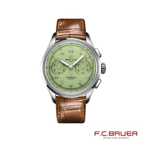Die Armbanduhr Breitling - Premier B01 Chronograph 40 (Modell ab0930d31l1p1-17201758) verfügt über ein hellgrünes Zifferblatt, ein silbernes Gehäuse und ein braunes Lederarmband. Sie verfügt über drei Hilfszifferblätter und arabische Ziffern. Das Logo „F.C. Bauer“ ist in der unteren rechten Ecke auf weißem Hintergrund abgebildet. Exklusiv erhältlich bei Juwelier Bauer in München.