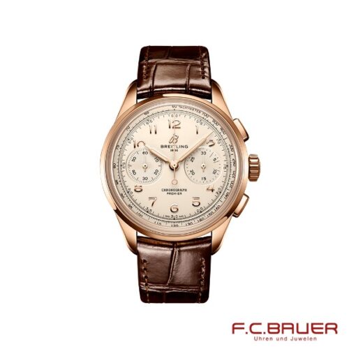 Der Breitling - Premier B09 Chronograph 40 (rb0930371g1p1-17201760) ist eine luxuriöse Uhr mit einem braunen Lederarmband und einem goldfarbenen Gehäuse. Das cremefarbene Zifferblatt verfügt über drei kleinere Hilfszifferblätter und arabische Ziffern als Stundenmarkierungen. Unten rechts sind das Logo „F.C. BAUER“ und der Text „Juwelier Bauer, Uhren und Juwelen, München“ in Rot aufgedruckt.