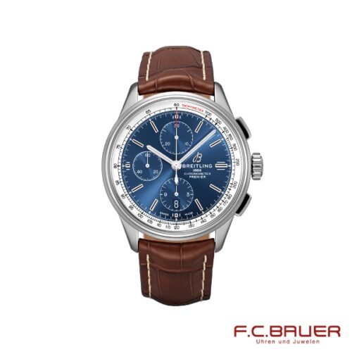 Der Breitling - Premier Chronograph 42 a13315351c1p1-79839 ist eine luxuriöse Armbanduhr mit einem blauen Zifferblatt mit drei Hilfszifferblättern und weißen Markierungen, eingefasst in einen Edelstahlrahmen. Sie verfügt über ein braunes Lederarmband mit weißen Nähten. In der unteren rechten Ecke sind das Logo von Juwelier Bauer aus München und der Text „Uhren und Juwelen“ abgebildet.