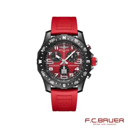 Die Breitling - Professional Endurance Pro Ironman x823109a1k1s1-rot Herrenuhr hat ein schwarzes Gehäuse, ein rotes strukturiertes Zifferblatt und ein rotes Gummiarmband. Das Zifferblatt ist mit Chronographen-Hilfszifferblättern, Leuchtzeigern und arabischen Ziffern ausgestattet. Das F.C. Bauer-Logo ziert die untere rechte Ecke und zeigt das Prestige von Juwelier Bauer in München.