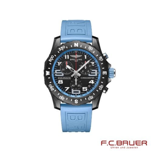 Eine schwarze Breitling - Professional Endurance Pro x82310281b1s1-blau-1940876 Chronographenuhr mit blauem Gummiarmband. Die Uhr verfügt über ein detailliertes schwarzes Zifferblatt mit weißen und blauen Akzenten, Ziffern um die Lünette und drei Hilfszifferblätter. Unten rechts steht in roter Schrift „F.C. BAUER Uhren und Juwelen München“.