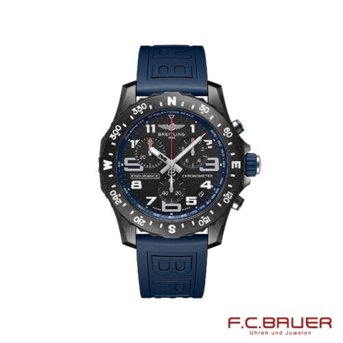 Eine schwarze Breitling - Professional Endurance Pro x82310d51b1s1-blau-11555978 Uhr mit blauem Gummiarmband. Das Zifferblatt verfügt über weiße Stundenmarkierungen, drei Hilfszifferblätter und einen Chronometer. Das Logo „F.C. BAUER“ und der Text „Juwelier Bauer, Uhren und Juwelen, München“ sind in der unteren rechten Ecke des Bildes rot dargestellt.