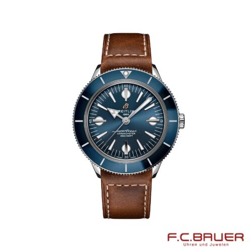 Eine luxuriöse Breitling - Superocean Heritage 57 a10370161c1x1-9793969 Uhr mit blauem Zifferblatt mit silbernen Akzenten und braunem Lederarmband. Der Markenname „Breitling“ ist deutlich auf dem Zifferblatt zu sehen. Der Hintergrund ist weiß mit „F.C. BAUER Uhren und Juwelen - Juwelier Bauer München“ in Rot in der unteren rechten Ecke.