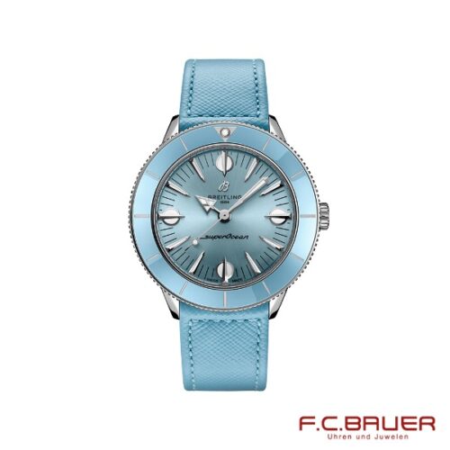 Die Breitling - Superocean Heritage 57 Pastel Paradise a10340161c1x1-18835683 ist eine leuchtend blaue Armbanduhr mit Lederarmband und silberner Lünette. Ihr minimalistisches Design umfasst silberne Stundenmarkierungen und Zeiger, wobei der Markenname „Breitling“ und das „Superocean“-Logo prominent auf dem Zifferblatt abgebildet sind. Die Aufschrift „F.C. Bauer Uhren und Juwelen München“ unten rechts unterstreicht ihre Juwelier Bauer-Abstammung.