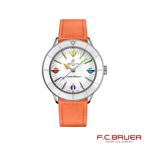 Abgebildet ist die Uhr Breitling - Superocean Heritage 57 Pastel Paradise a10340a11a1x1-18835688 mit einem weißen Zifferblatt mit mehrfarbigen Stundenmarkierungen und einer silbernen Lünette. Sie hat ein orangefarbenes strukturiertes Lederarmband. Das Logo „F.C. BauER Uhren und Juwelen - Juwelier Bauer München“ befindet sich in der unteren rechten Ecke. Juwelier Bauer