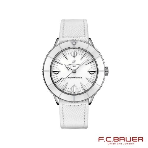 Eine Breitling Superocean Heritage 57 Pastel Paradise a10340a71a1x1-18835678 Uhr mit weißem Zifferblatt mit silbernen Stundenmarkierungen und Zeigern, silberner Lünette und weißem Lederarmband. Das „Breitling“-Logo befindet sich in der Nähe der 12-Uhr-Markierung. Das Bild enthält in der unteren rechten Ecke den Text „F.C. BAUER Uhren und Juwelen“, der Juwelier Bauer München hervorhebt.