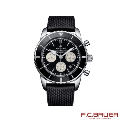 Eine hochwertige Breitling Superocean Heritage II B01 Chronograph 44 (ab0162121b1s1-61829) Armbanduhr mit schwarzem strukturiertem Armband und silberner Schließe. Sie verfügt über ein schwarzes Zifferblatt mit drei weißen Hilfszifferblättern und ein poliertes Edelstahlgehäuse. Das Logo „Juwelier Bauer München“ erscheint in Rot in der unteren rechten Ecke und zeigt die herausragende Handwerkskunst.