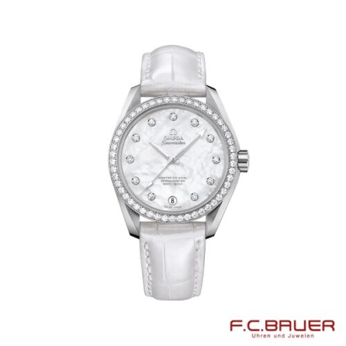 Die Omega - Seamaster Aqua Terra 150 m Co Axial 38,5 mm (Modellnummer 231.18.39.21.55.001-66631) ist eine Luxusarmbanduhr mit weißem Lederarmband und weißem, mit Edelsteinen besetztem Zifferblatt mit Stundenmarkierungen und zwei Zeigern für Stunden und Minuten. Der Rand des Zifferblatts ist mit Kristallen besetzt, was seine Eleganz unterstreicht, während „Juwelier Bauer“ in der unteren rechten Ecke die feinste Handwerkskunst Münchens hervorhebt.