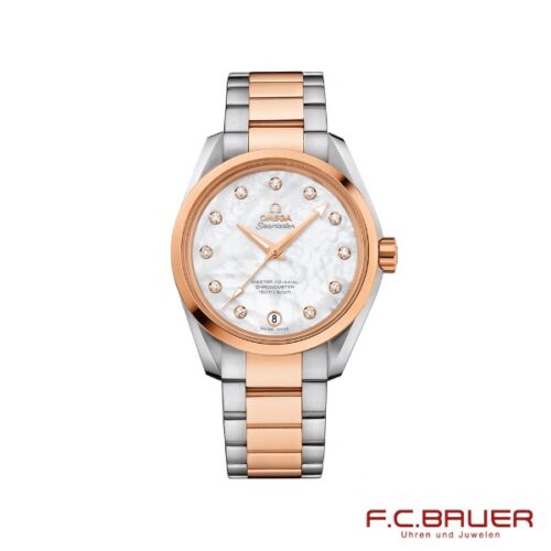 Eine Luxusarmbanduhr mit einem Armband aus Silber und Roségold, einem runden weißen Zifferblatt mit Diamant-Stundenmarkierungen und einer Lünette aus Roségold. Der Markenname und das Logo „Omega Seamaster Aqua Terra 150m Co-Axial 38,5 mm“ befinden sich auf dem Zifferblatt. Das Logo „Juwelier Bauer München“ ist elegant in der unteren rechten Ecke angebracht.