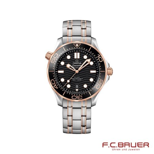 Wir präsentieren die Omega - Seamaster Diver 300m Co-Axial Master Chronometer 210.20.42.20.01.001-1771484: Eine Luxusarmbanduhr mit schwarzem Zifferblatt und roségoldener Lünette, akzentuiert mit leuchtenden Zeigern und Markierungen. Die auffälligen silbernen Armbandglieder sind von eleganten roségoldenen Streifen eingefasst, während das Markenlogo „F.C. BAUER Uhren und Juwelen“ in roten Buchstaben in der unteren rechten Ecke prominent angebracht ist und den angesehenen Juwelier Bauer aus München hervorhebt.