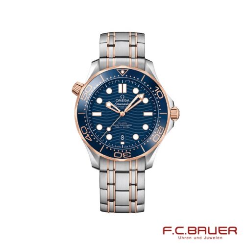Der Omega - Seamaster Diver 300-m Co-Axial Master Chronometer (Modell 210-20-42-20-03-002-17714839) ist eine luxuriöse Uhr mit blauem Zifferblatt und einem goldenen und silbernen Edelstahlarmband mit aufwendigen Details. Sie verfügt über wichtige Funktionen wie eine Datumsanzeige, leuchtende Zeiger und Markierungen. Die Exklusivität dieser Uhr wird durch den roten Text „F.C. Bauer Uhren und Juwelen“ unten rechts hervorgehoben, der auf ihre besondere Verfügbarkeit bei Juwelier Bauer in München hinweist.