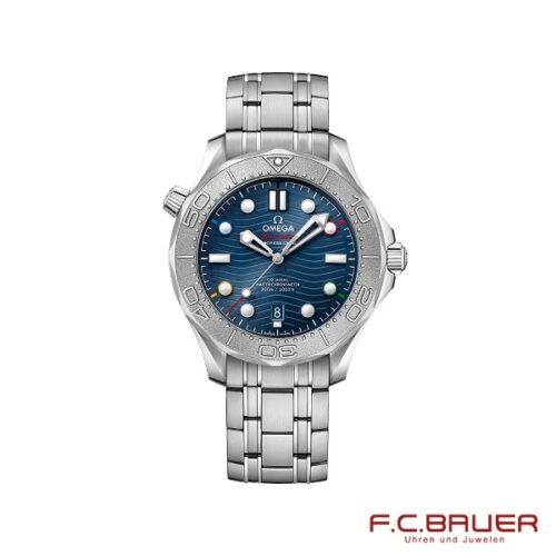 Der Omega Seamaster Diver 300m Co-Axial Master Chronometer 522.30.42.20.03.001-17675201 ist aus Edelstahl gefertigt und verfügt über ein markantes blaues Zifferblatt mit Wellenmuster, das mit mehrfarbigen Stundenmarkierungen und einem Datumsfenster bei 6 Uhr verziert ist. Er ist mit einer Tachymeterlünette ausgestattet und wird durch ein Metallgliederarmband ergänzt, auf dem in Rot prominent „F.C. BAUER Uhren und Juwelen“ aufgedruckt ist, als Hommage an seine Ursprünge bei Juwelier Bauer, München.
