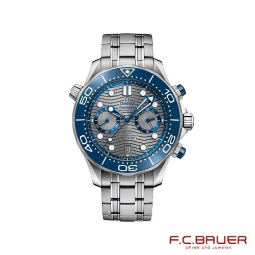 Eine silberne Omega Seamaster Diver 300-m Co Axial Master Chronometer-Armbanduhr, Modell 210-30-44-51-06-001-17714831, mit blauer Lünette und drei Hilfszifferblättern auf dem Zifferblatt. Das silberne Metallarmband ist sichtbar und die Uhr weist aufwendige Markierungen und Details auf. Das F.C. Bauer-Logo von Juwelier Bauer in München befindet sich in roter Schrift in der unteren rechten Ecke.