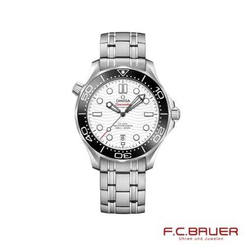 Eine silberne Omega Seamaster Diver 300-m Co-Axial Master Chronometer-Armbanduhr (Modell 210-30-42-20-04-001-8538656) mit weißem Zifferblatt, schwarzer Lünette und Edelstahlarmband. Die Uhr verfügt über rote und schwarze Minutenmarkierungen, drei Zeiger und trägt in der unteren rechten Ecke das F.C. Bauer-Logo mit dem Text „Uhren und Juwelen“ von Juwelier Bauer in München.