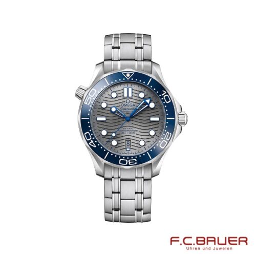 Der Omega Seamaster Diver 300m Co-Axial Master Chronometer (Modellnummer 210.30.42.20.06.001) besticht durch ein elegantes silber-blaues Design mit einer auffälligen blauen Lünette, einem markanten grauen Zifferblatt mit Wellenmuster und einem edlen silbernen Edelstahlarmband. Das Datum wird auf der 6-Uhr-Position angezeigt und in der unteren rechten Ecke ist das Juwelier Bauer-Logo zu sehen. Diese Luxusuhr ist exklusiv in München erhältlich.