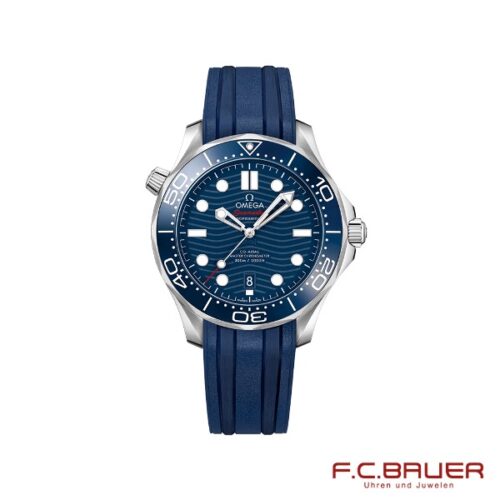 Eine Omega Seamaster Diver 300m Co-Axial Master Chronometer (Modell 210-32-42-20-03-001) Armbanduhr mit silbernem Gehäuse, blauem Zifferblatt und Lünette, weißen Stundenmarkierungen und Zeigern, einer Datumsanzeige auf der 6-Uhr-Position und einem passenden blauen Gummiarmband. Das Juwelier Bauer-Logo ist in der unteren rechten Ecke sichtbar.