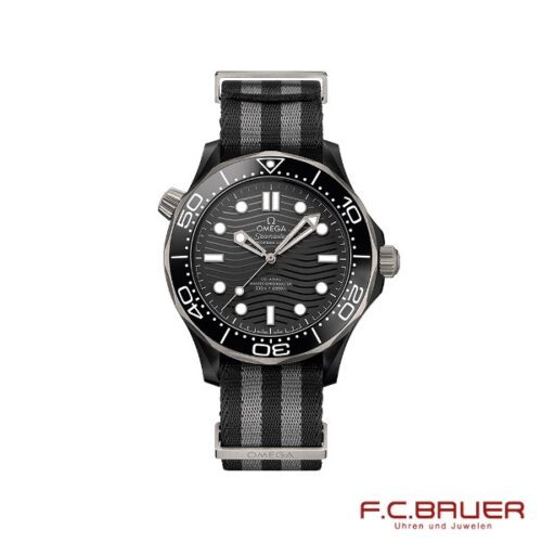 Eine Omega Seamaster Diver 300-m Co Axial Master Chronometer 210-92-44-20-01-002-8538668 Uhr mit einem schwarz-grau gestreiften NATO-Armband, schwarzem Zifferblatt mit weißen Stundenmarkierungen und Zeigern. Die Uhr zeigt das Omega-Logo und die Seamaster-Markierung auf dem Zifferblatt. Der Hintergrund ist weiß mit „Juwelier Bauer“ und „Uhren und Juwelen“ in Rot unten rechts, München.