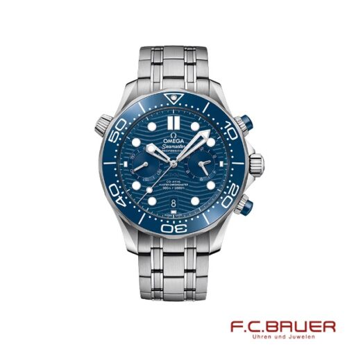 Die Omega - Seamaster Diver 300-m Co Axial Master Chronometer 210-30-44-51-03-001-988731 ist eine silberne Uhr mit blauem Zifferblatt und drei Hilfszifferblättern. Sie verfügt über ein Edelstahlarmband, weiße Stundenmarkierungen, eine Datumsanzeige und weiße Zeiger. In der unteren rechten Ecke ist das Logo „Juwelier Bauer München“ zu sehen.