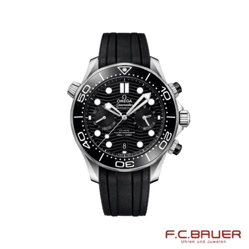 Ein luxuriöser Omega Seamaster Diver 300m Co-Axial Master Chronometer (Modellnummer 210-32-44-51-01-001-7793959) mit schwarzem Zifferblatt und schwarzem Gummiarmband wird vor einem weißen Hintergrund präsentiert. Die Uhr verfügt über silberne Markierungen, Zeiger und drei Hilfszifferblätter. Der Markenname F.C. Bauer von Juwelier Bauer in München steht in roter Schrift unten rechts im Bild.