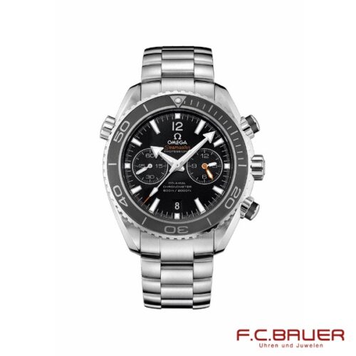 Eine luxuriöse Omega Seamaster Planet Ocean 600m Chronographenuhr (Modell 232-30-46-51-01-001-484) mit Edelstahlarmband und schwarzem Zifferblatt. Die Uhr verfügt über drei Hilfszifferblätter, ein Datumsfenster sowie leuchtende Zeiger und Markierungen. Das „F.C. Bauer“-Logo und der Text von Juwelier Bauer München erscheinen in Rot in der unteren rechten Ecke.