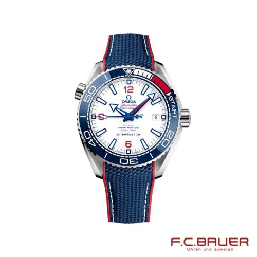 Eine Omega Seamaster Planet Ocean 600m Herrenarmbanduhr, Modellnummer 215-32-43-21-04-001-17714829, mit einem blau-roten Stoffarmband, einem runden weißen Zifferblatt mit roten und blauen Akzenten und einer blau-silbernen Lünette. Das Markenlogo „F.C. BAUER“ ist in der unteren rechten Ecke abgebildet. Dieses exklusive Stück ist nur bei Juwelier Bauer in München erhältlich.