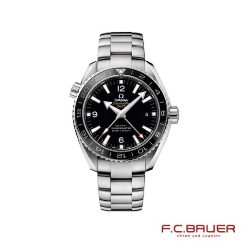 Eine Omega Seamaster Planet Ocean Co Axial GMT 600m (Modellnummer 232-30-44-22-01-001-66571) verfügt über ein silbernes Gehäuse mit einem schwarzen Zifferblatt mit weißen Ziffern und Zeigern. Es verfügt über eine Datumsanzeige und wird durch ein silbernes Metallarmband ergänzt. In der unteren rechten Ecke ist das Logo „Juwelier Bauer, München“ sichtbar.