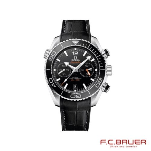 Eine luxuriöse Omega - Seamaster Planet Ocean Co-Axial Master Chronometer Chronograph 600m (Modell 215-33-46-51-01-001-4484) Uhr mit schwarzem Zifferblatt, silbernen Markierungen und zwei Hilfszifferblättern. Sie verfügt über ein schwarzes Lederarmband und eine silberne Lünette. Dieses exquisite Stück mit der Aufschrift „F.C. BAUER“ in Rot in der unteren rechten Ecke ist bei Juwelier Bauer in München erhältlich.
